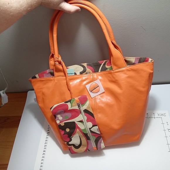 New. Stunning vibrant orange bag with floral lining. Matching wrist wallet . - Picture 3 of 4